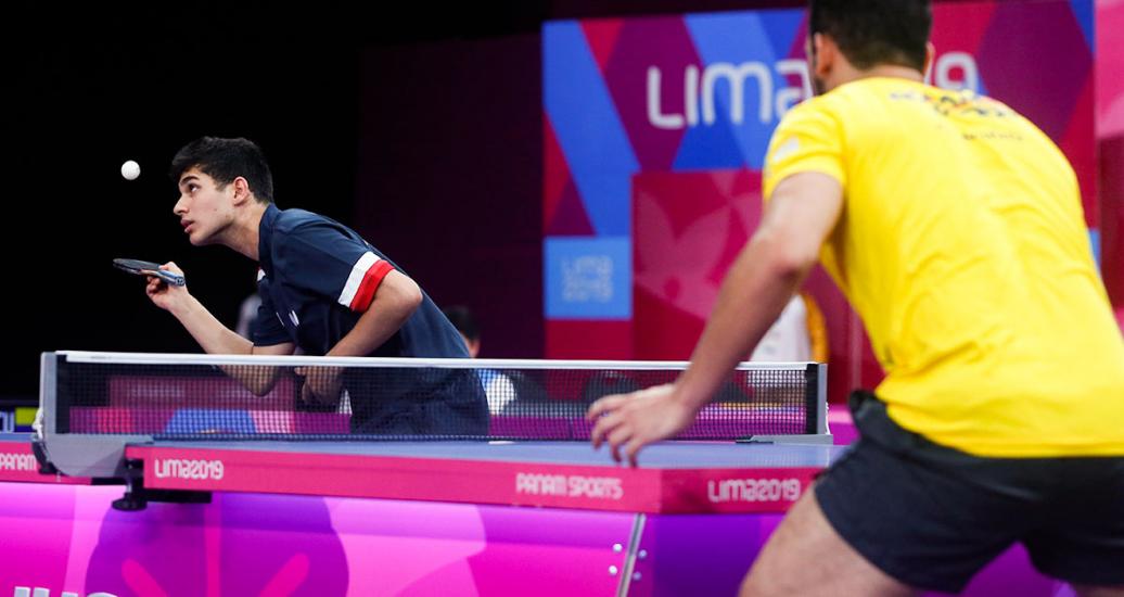 Kanak Jha de EE.UU. se enfrenta a Alberto Miño de Ecuador en competencia de tenis de mesa de los Juegos Lima 2019 en la Villa Deportiva Nacional – VIDENA.