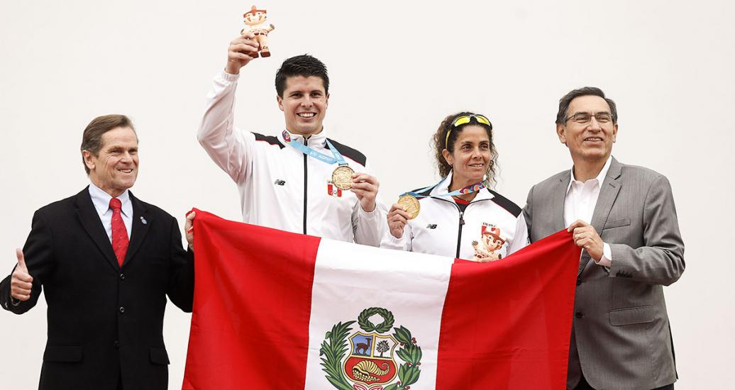 Carlos Neuhaus posa con Cristopher Martínez y Claudia Suárez, medallistas de oro peruanos de frontón peruano, en los Juegos Lima 2019 en el Complejo Deportivo Villa Maria del Triunfo