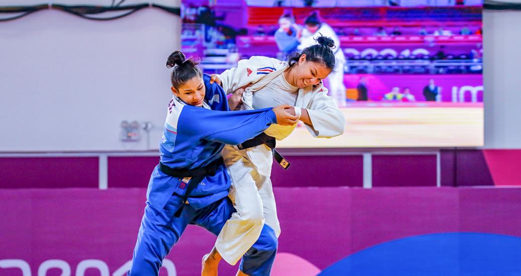 Diana Brenes de Costa Rica en combate contra Karen León de Venezuela por la medalla de bronce en judo mujeres -78 kg en los Juegos Lima 2019 en la Villa Deportiva Nacional – VIDENA.