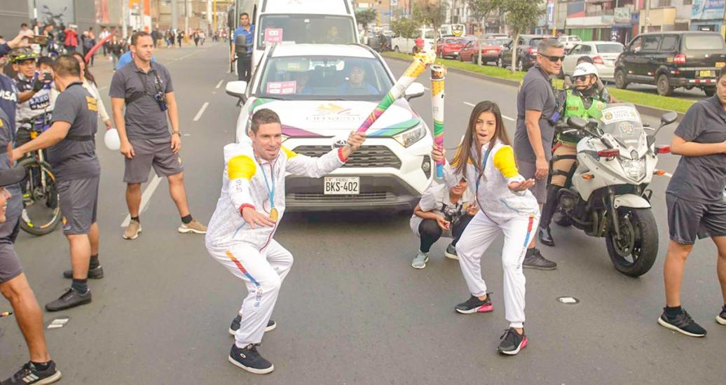 Portadores de la antorcha Parapanamericana Lima 2019 bailan durante presentación en las calles de Lima