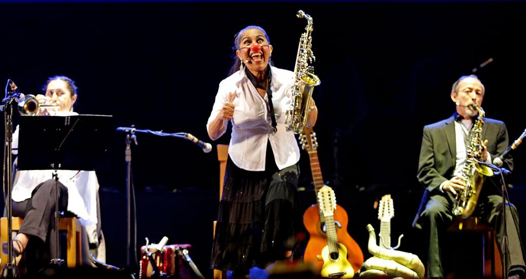 Artista con saxofón encima del escenario en espectáculo musical del Culturaymi del día 10 de agosto en Lima 2019