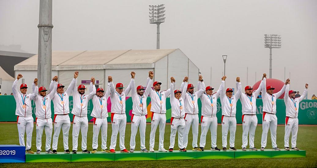 Con los brazos hacía arriba los mexicanos celebran su tercer lugar en Softbal, en Lima 2019, en el Complejo Deportivo de Villa María del Triunfo