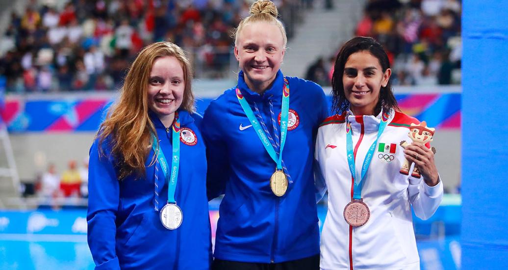 Brooke Schultz de USA, Medalla de Plata, Sarah Bacon de USA, Medalla de Oro y Paola Espinoza de México, Medalla de Bronce lucen sonrientes sus premios tras competir en clavados, en los Juegos Lima 2019