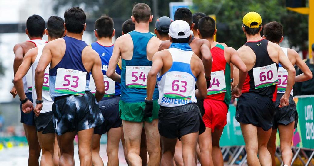 Atletas de espaldas corriendo en el Parque Kennedy de Miraflores por lograr un puesto en el podio de los Juegos Lima 2019. 