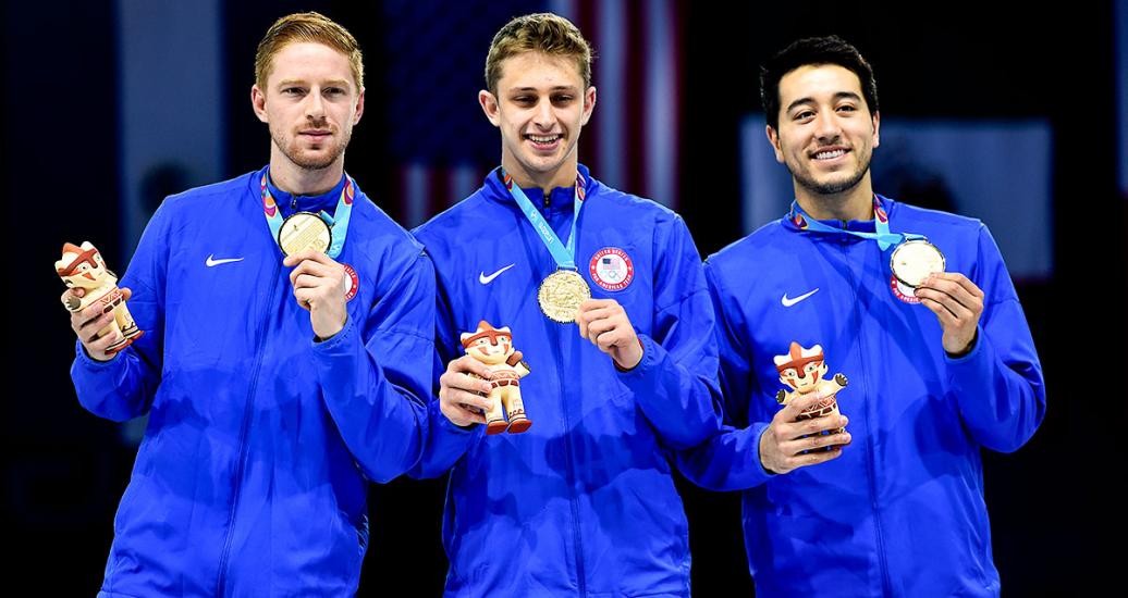 Los esgrimistas estadounidenses posan felices con sus medallas de oro y sus cuchimilcos, en los Juegos Lima 2019, en Lima Convention Center