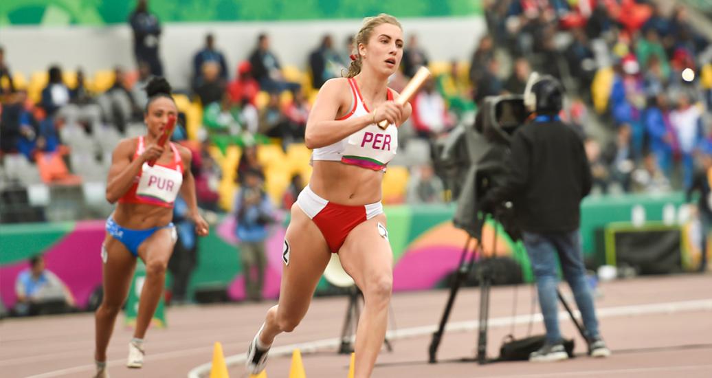 Maria Alonso Zileri de Perú compite en Final de relevo 4x400 metros