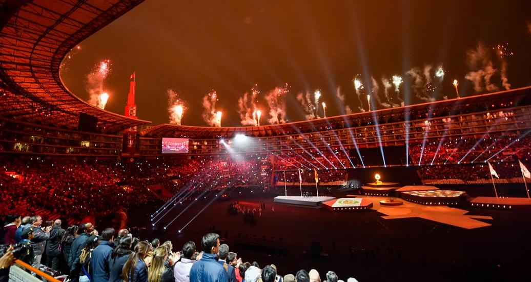 Impresionante pirotecnia ilumina el cielo durante la ceremonia de clausura de Lima 2019 en el Estadio Nacional