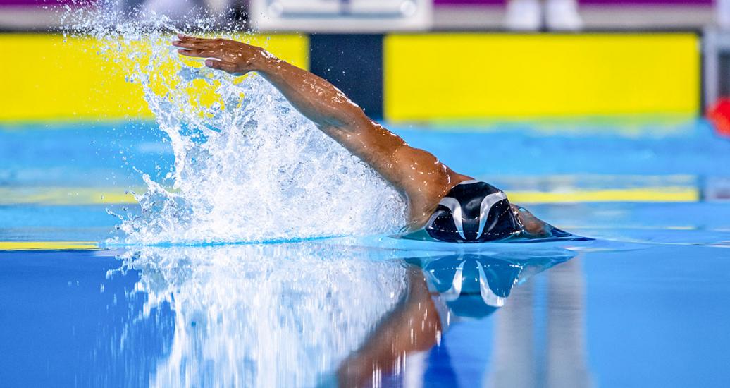 Gabriel Cristiano de Brasil nadando en competencia de Para natación 100 m mariposa masculino S8 en los Juegos Parapanamericanos Lima 2019 en la Villa Deportiva Nacional – VIDENA.
