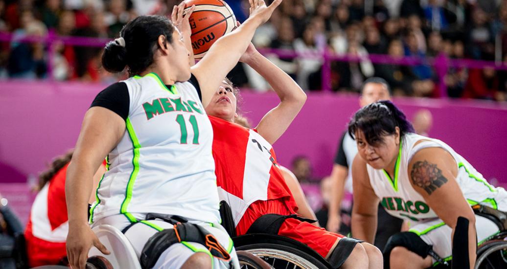 Lucero Garcia de Perú y Blanca Montes de México compiten por el balón en baloncesto en silla de ruedas en los Juegos Parapanamericanos Lima 2019 en la Villa Deportiva Nacional – VIDENA.