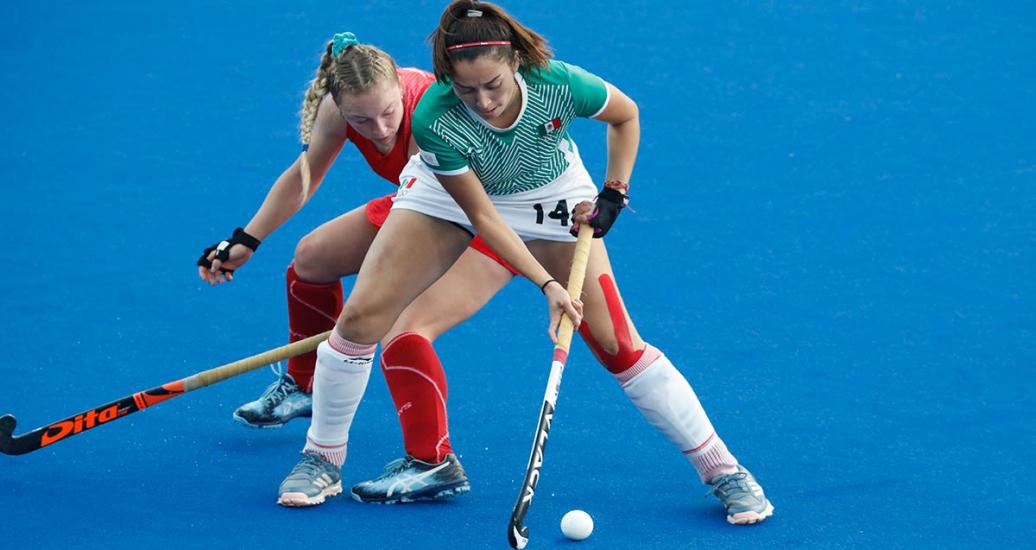 Mexican Marlet Correa fighting a Chilean player for the ball at Villa María del Triunfo Sports Center at the Lima 2019 Games.