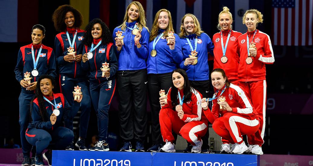 Las medallistas de esgrima de República Dominicana, Canadá y Estados Unidos posan con sus premios en el podio, en los Juegos Lima 2019, en Lima Convetion Center