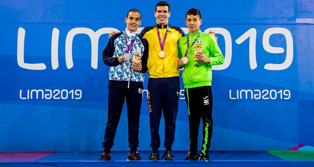 Yahir Perez de México (bronce), Santiago Senestro de Argentina (plata) y Phelipe Melo de Brasil (oro) posan con medallas de Para natación 200 m combinado individual masculino SM10 en Lima 2019 en la Villa Deportiva Nacional – VIDENA.