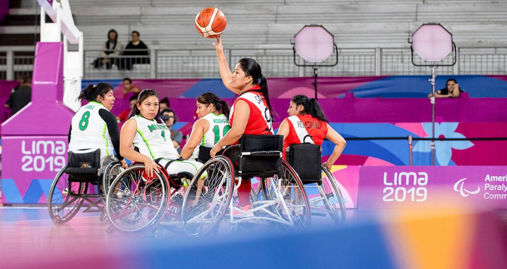 Ingrid Sanabria de Perú en acción en partido de baloncesto en silla de ruedas contra México en los Juegos Parapanamericanos Lima 2019 en la Villa Deportiva Nacional – VIDENA.