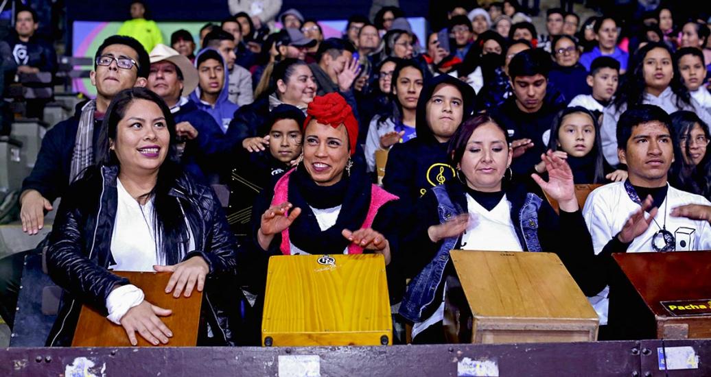 El público del Culturaymi del día 3 de agosto toca el cajón en Lima 2019.