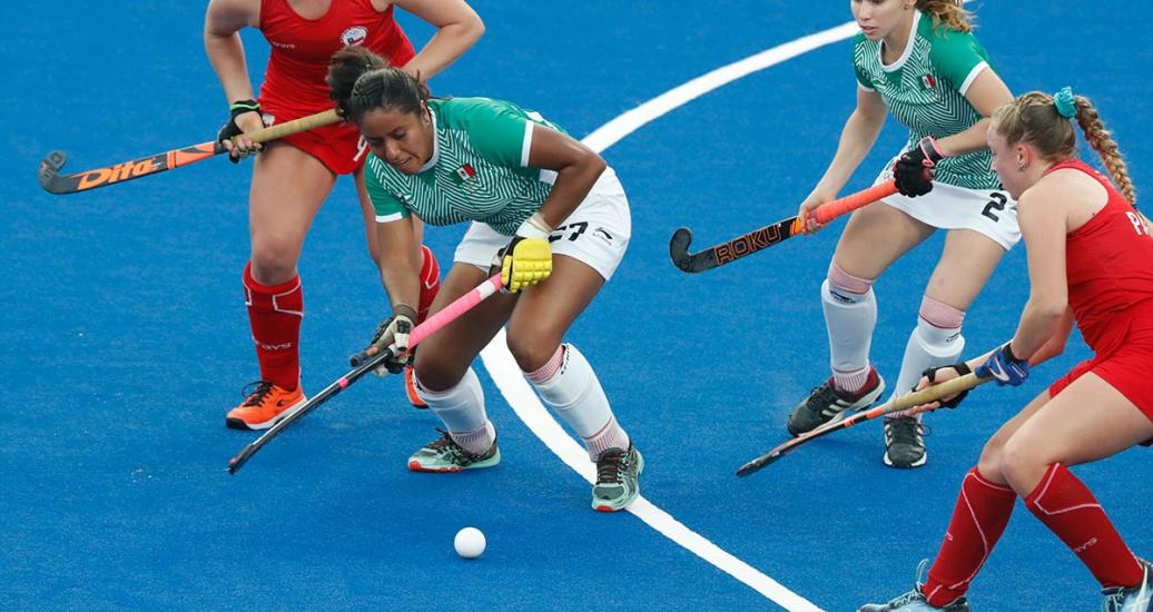 Mexican and Chilean players face off in a Lima 2019 hockey game at Villa María del Triunfo Sports Center.