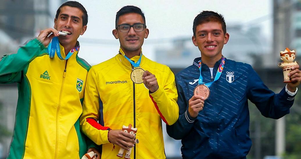 Atletas de Brasil, Ecuador y Guatemala, subiendo al podio de los Juegos Lima 2019, en el Parque Kennedy de Miraflores.