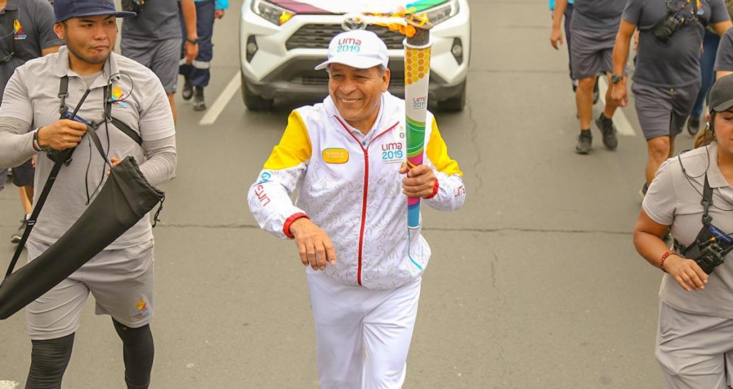 The Lima 2019 Ambassador Héctor Chumpitaz proudly carries the torch on the third day of the Lima 2019 Parapan American Torch Relay