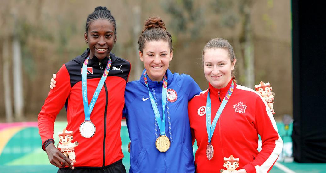 Teniel Campbell, Chloé Dygert  y Laurie Jussaume celebran con sus medallas, en los Juegos Lima 2019