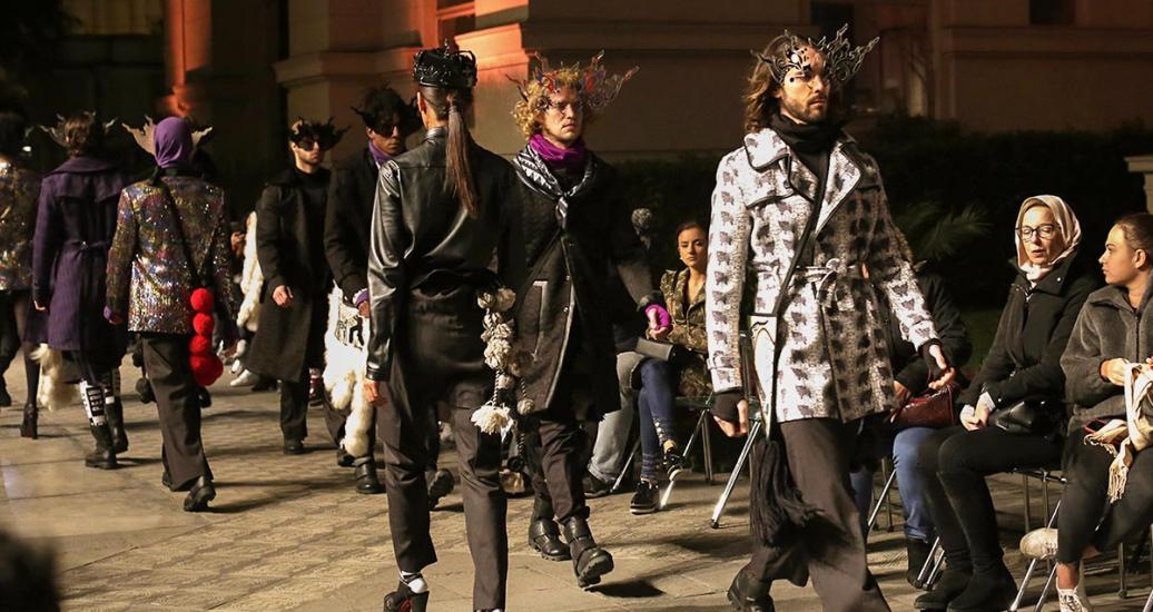 Hombres modelan con extravagantes prendas y accesorios en evento de moda del Culturaymi en el Museo Metropolitano de Lima en Lima 2019