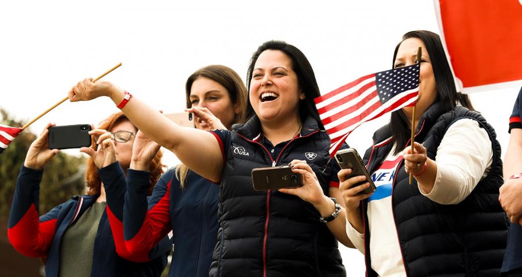 Fanáticos estadounidenses agitan sus banderas en Lima 2019