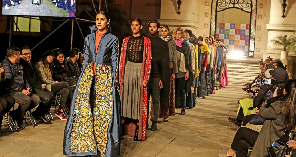 Fila de modelos con vestimenta exclusiva en evento de moda del Culturaymi en el Museo Metropolitano de Lima en Lima 2019