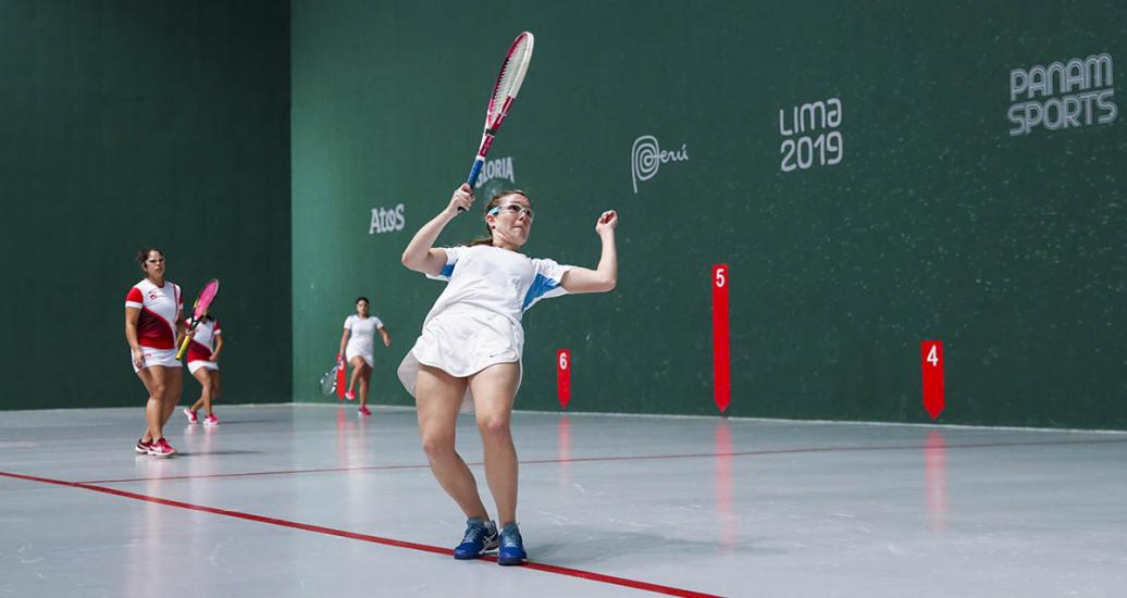 Irina Podversich juega por la de Bronce en dobles femeninos de Frontenis en la Sede Villa María del Triunfo, en los Juegos 2019. 
