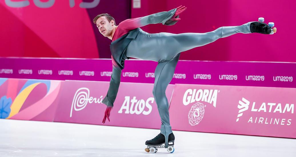 Atleta Juan Sánchez de Argentina realiza movimiento en demostración de patinaje artístico