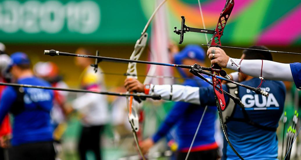 Deportistas en la competencia de tiro con arco curvo hombres por equipo se preparan para disparar, en los Juegos Lima 2019 en el Complejo Deportivo Villa Maria del Triunfo.