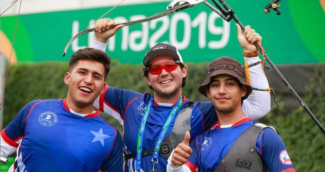 Juan Painevil Navarro, Ricardo Soto Pedraza y Andrés Aguilar Gimpel del equipo chileno de tiro con arco curvo celebran su éxito en este deporte, en los Juegos Lima 2019 en el Complejo Deportivo Villa Maria del Triunfo.