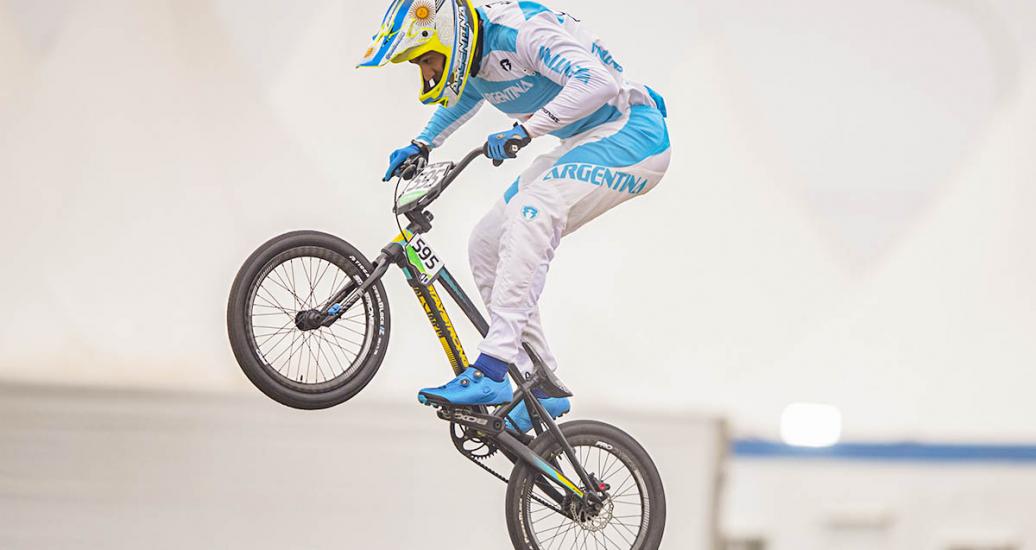 Gonzalo Molina de Argentina participa en competencia de BMX masculino de los Juegos Lima 2019 en la Costa Verde de San Miguel