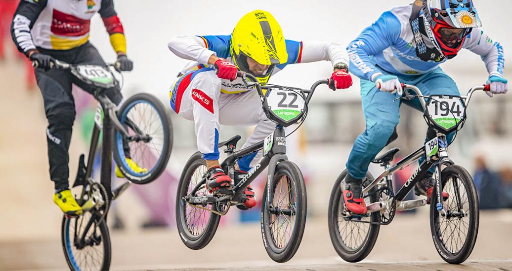 Federico Villegas de Argentina y Jefferson Milano de Venezuela se enfrentan en reñida competencia de BMX de los Juegos Lima 2019 en la Costa Verde de San Miguel