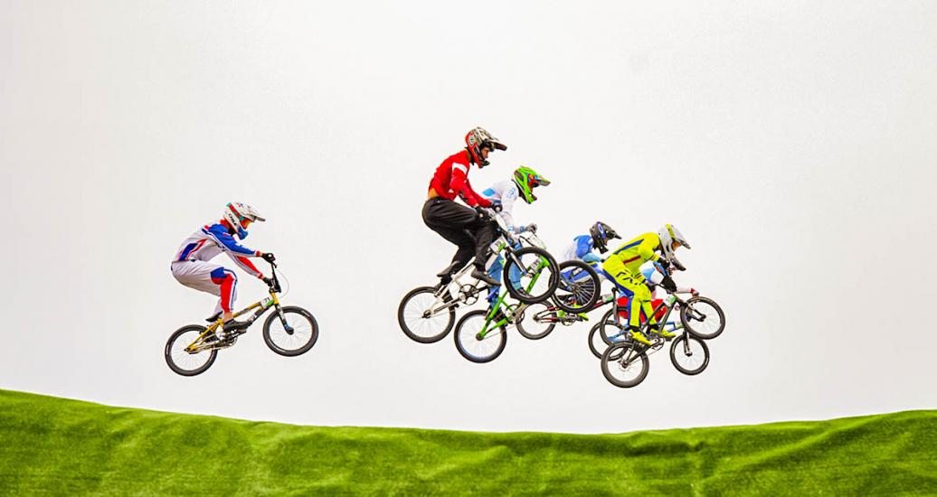 Ciclistas de América vuelan por los aires en sus bicicletas en competencia de BMX de los Juegos Lima 2019 en la Costa Verde de San Miguel