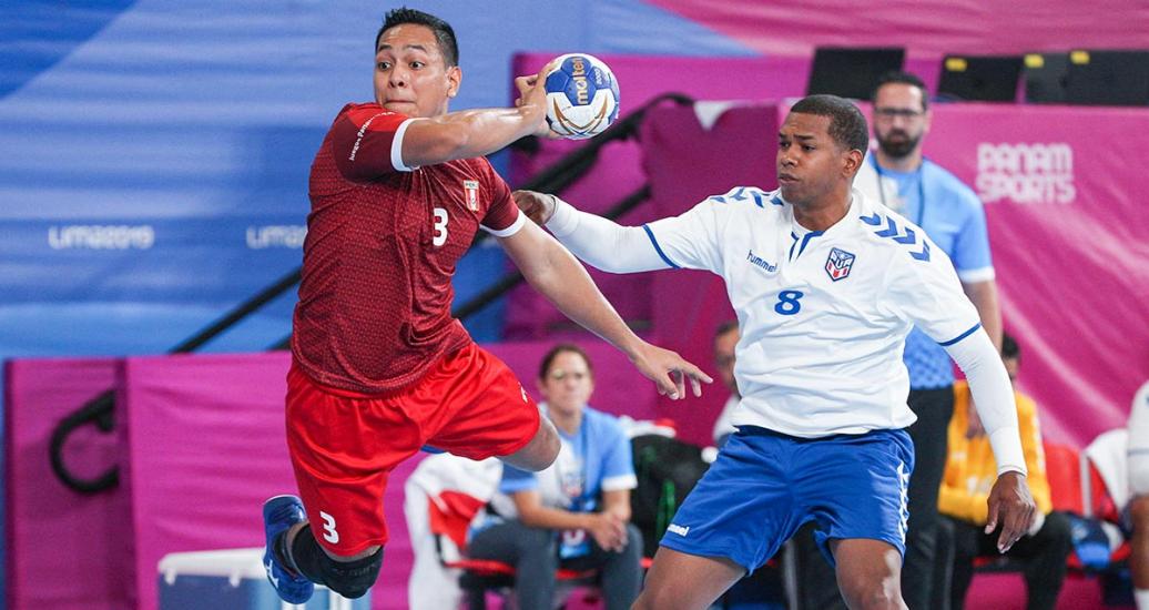 Sergio Alvarado de Perú se enfrenta a Jorge Nazario de Puerto Rico en partido de balonmano, en Lima 2019, en la Villa Deportiva Nacional – VIDENA 