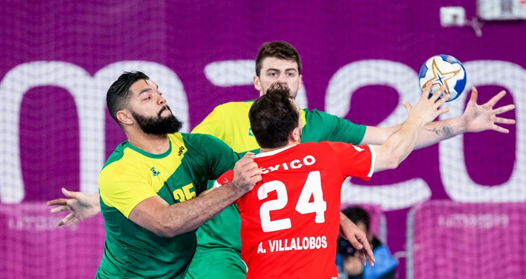 Abiel Villalobos de México se enfrenta a Thiago Ponciano y Raul Nantes de Brasil durante partido de balonmano, en Juegos Lima 2019, en la Villa Deportiva Nacional – VIDENA    