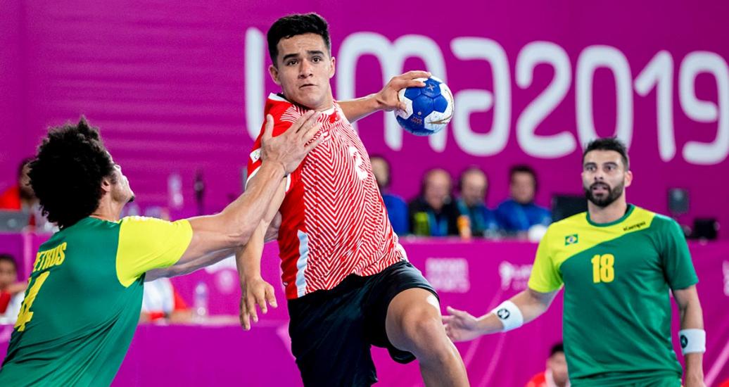 exican handball player Luis Avalos competes against Brazilians Thiagus Petrus and Felipe Borges at the National Sports Village - VIDENA 