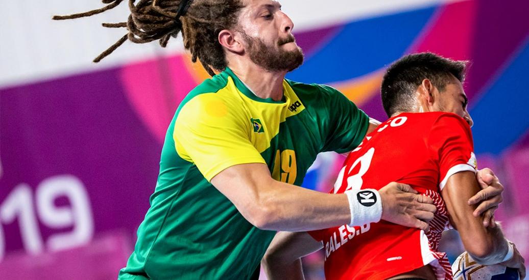 : El brasilero, Fabio Chiuffa, intenta quitarle el balón a mexicano durante partido de balonmano, en Lima 2019, en la Villa Deportiva Nacional - VIDENA
