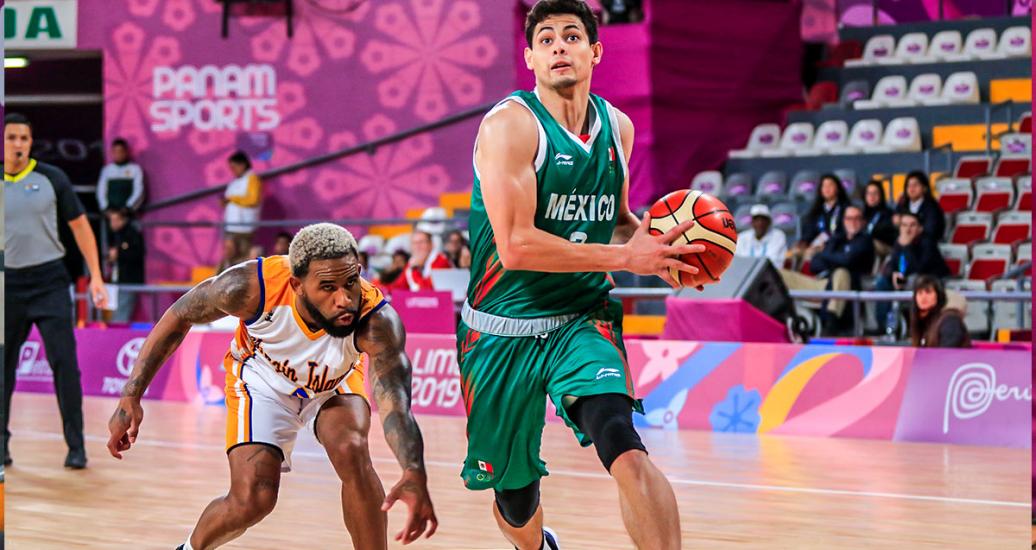 Mexican José Estrada and Virgin Islands Walter Hodge face each other in the Lima 2019 basketball competition at Eduardo Dibós Coliseum