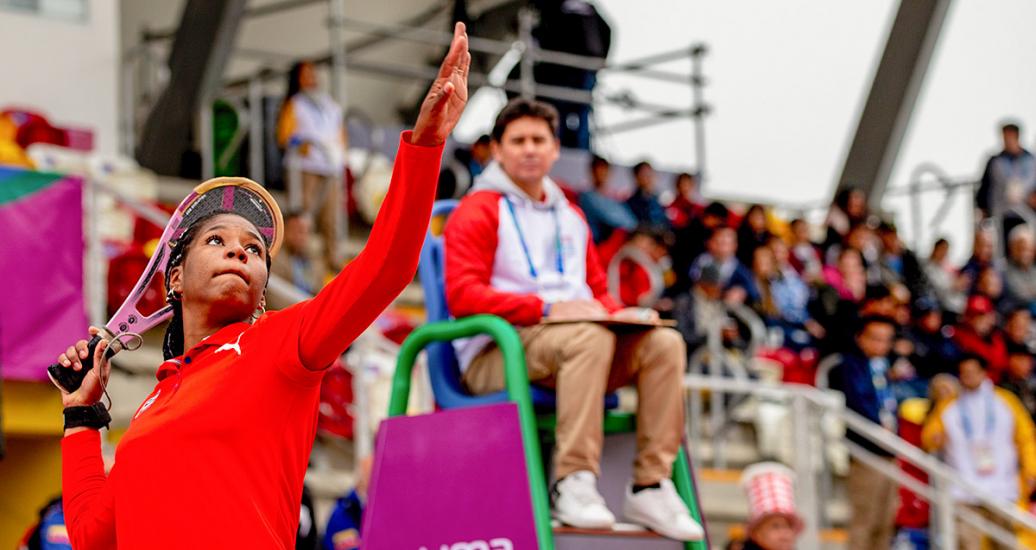  Wendy Durán, Cuba, a punto de golpear la pelota durante la calificación de Dobles Frontón en el Complejo Deportivo Villa El Salvador en los Juegos Panamericanos Lima 2019