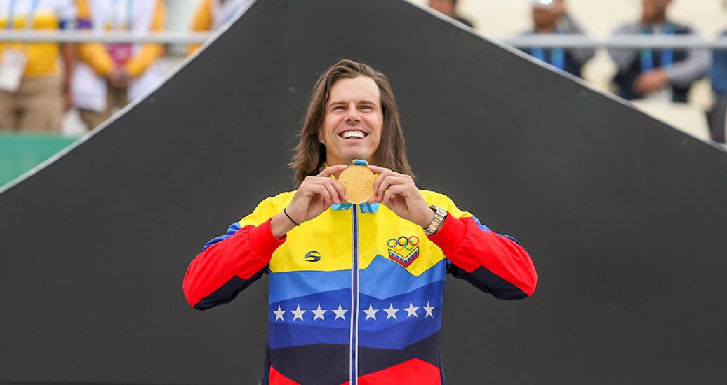 Daniel Dhers de Venezuela posa orgulloso con su medalla de oro en BMX estilo libre masculino, en los Juegos Lima 2019 en la Costa Verde San Miguel