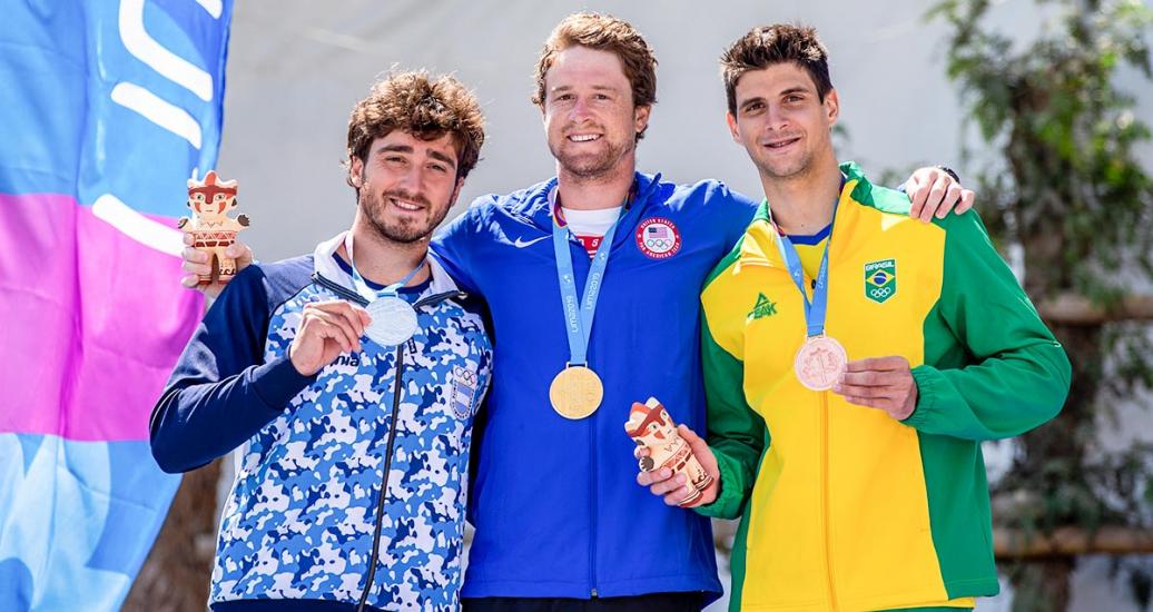 Felipe Borges de Brasil (bronce), Sebastian Rossi de Argentina (plata) y Zachary Lokken de EE.UU. (oro) posan orgullosos con sus medallas en la categoría de C1 masculina de los Juegos Lima 2019 en el Río Cañete en Lunahuana