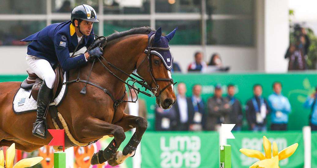 Raúl Guarino de Uruguay salta a caballo en la final de saltos de los Juegos Lima 2019 en la Escuela de Equitación del Ejército
