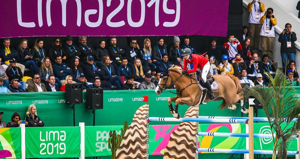 Eve Jobs de EEUU salta un obstáculo en competencia de saltos de los Juegos Lima 2019 en la Escuela de Equitación del Ejército