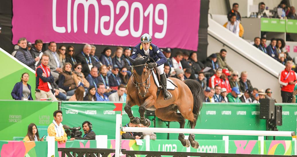Matias Albarracin de Argentina a caballo saltando un obstáculo en la competencia de ecuestre en equipos de los Juegos Lima 2019, en la Escuela de Equitación del Ejército.