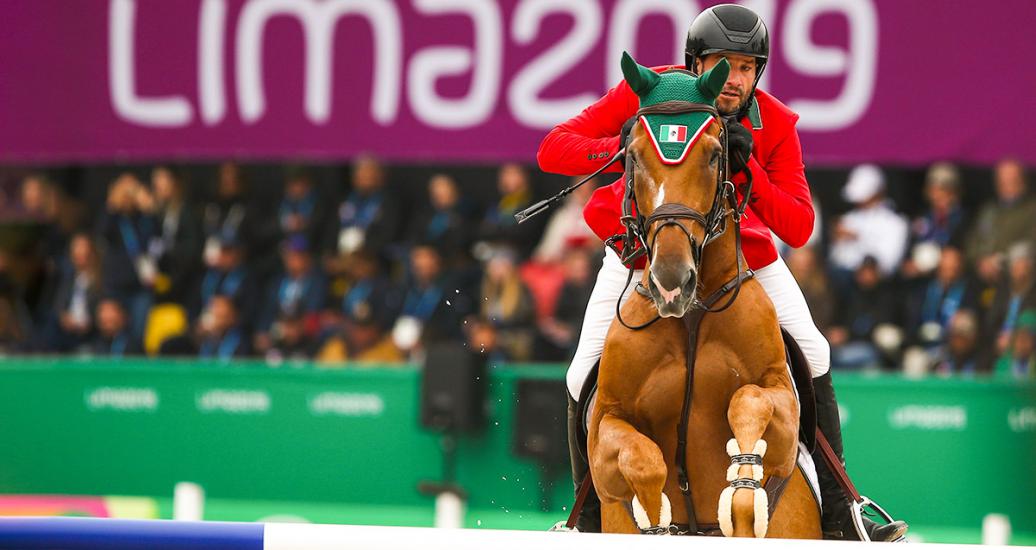 Patricio Quintana de México salta un obstáculo con su caballo en los Juegos Lima 2019 en la Escuela de Equitación del Ejército