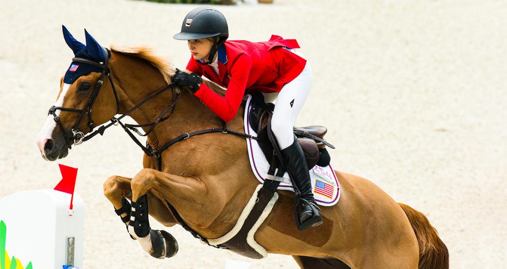 La atleta Eve Jobs de USA, durante salto en medio de la competencia ecuestre, en los Juegos Lima 2019 en la Escuela de Equitación del Ejército