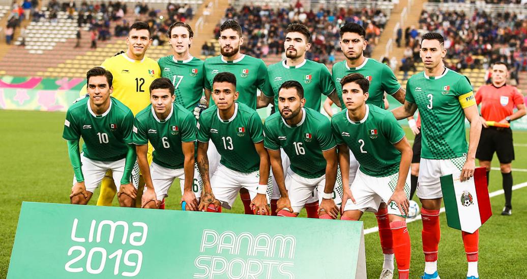 Selección mexicana posa para fotografía previo a partido con par uruguayo, en los Juegos Lima 2019, en el Estadio San Marcos