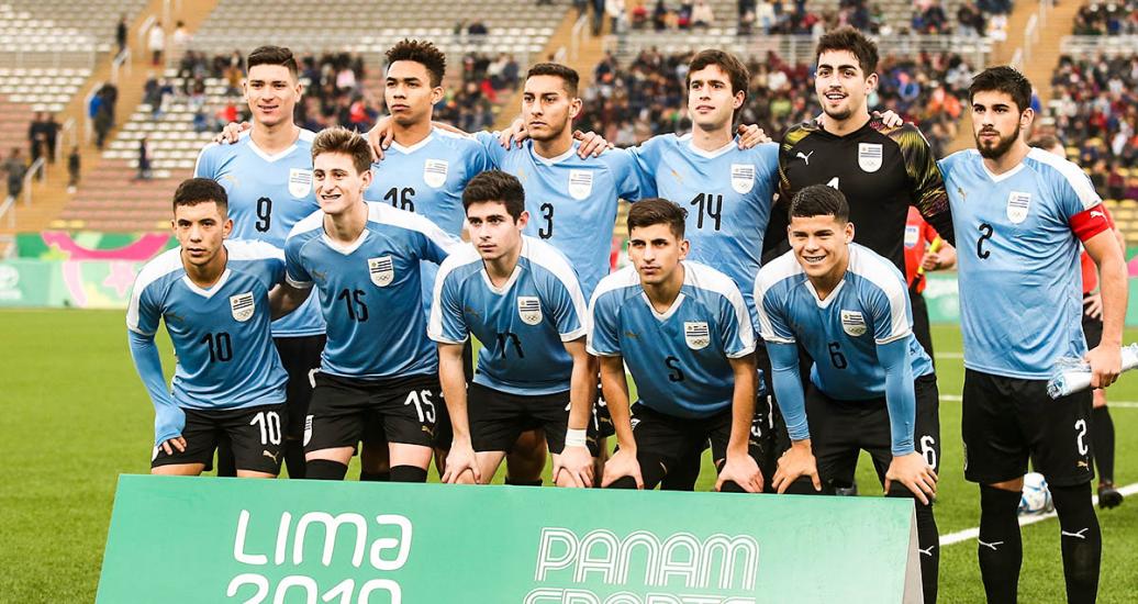 Selección uruguaya posa para fotografía previo a partido con México, en los Juegos Lima 2019, en el Estadio San Marcos