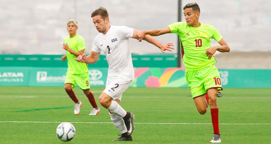 Cameron Delillo de EE. UU. se enfrenta a Jose Luis Quintana de Venezuela en fútbol 7 en el Complejo Deportivo Villa Maria del Triunfo en Lima 2019