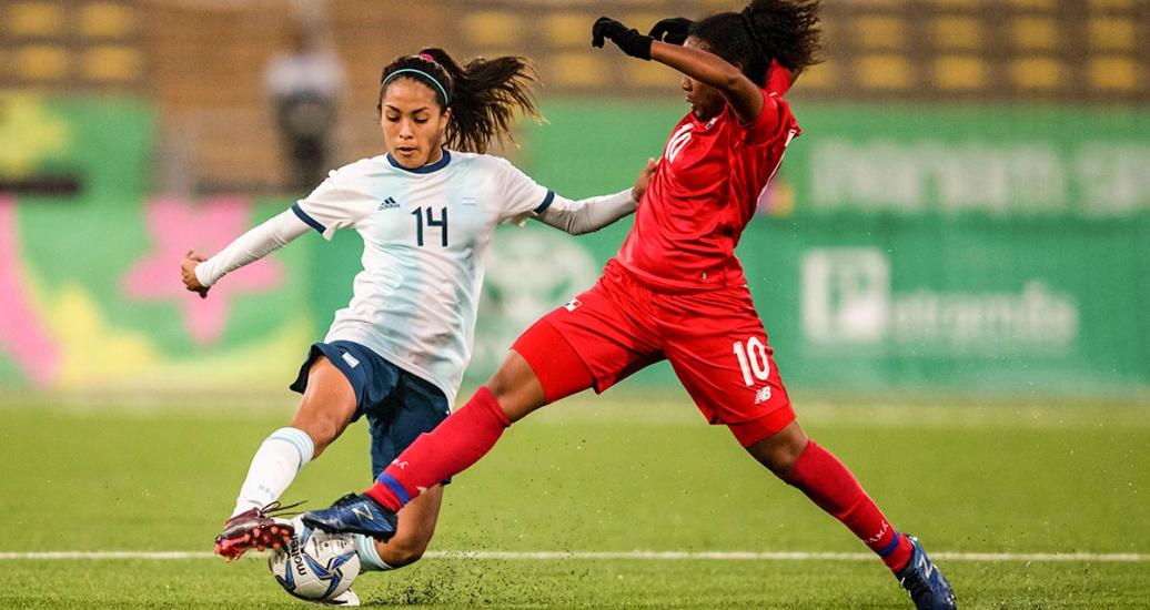 La argentina Miriam Mayorga compite por la pelota contra Marta Cox de Panamá, en el Estadio San Marcos, en los Juegos Lima 2019