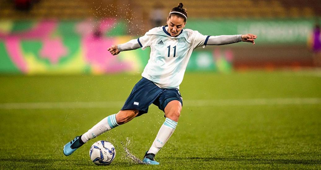 Mariana Larroquette de la selección Argentina de futbol rechazando el balón en el Estadio San Marcos, Lima 2019
